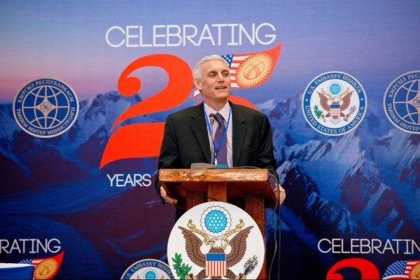 В АУЦА прошло празднование в честь 25-летия установления дипломатических отношений между США и КР — Tazabek