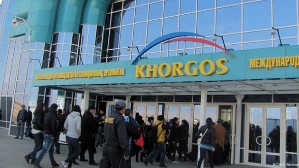 Почему кыргызстанцы едут за товарами в «Хоргос», а не в Китай? - депутат — Tazabek