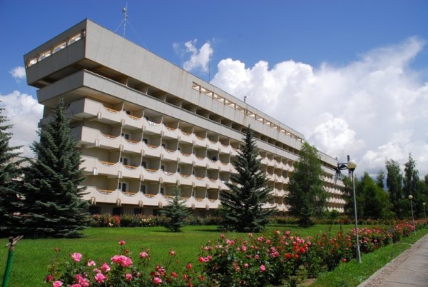Глава ФГИ Б.Казаков: В санатории  «Иссык-Куль Аврора» на 256 коек приходится 268 работников — Tazabek