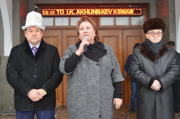 В Медакадемии прошло торжественное мероприятие с поднятием государственного флага Кыргызстана