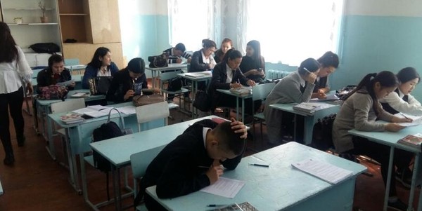 Школьники Ленинского района Бишкека прошли интерактивное тестирование по экономике