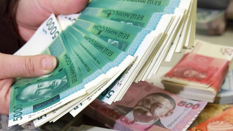 Среднемесячная заработная плата кыргызстанца составила 14,7 тыс. сомов или $214,9, - Нацстатком — Tazabek