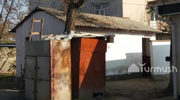 В Оше 3600 учеников гимназии им. Кирова вынуждены пользоваться переполненным, аварийным туалетом