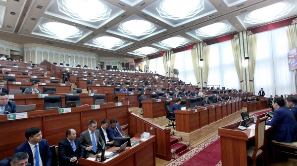 Депутат просит мэрию Бишкека обеспечить транспортом школы, в которых учеба проходит в 3 смены