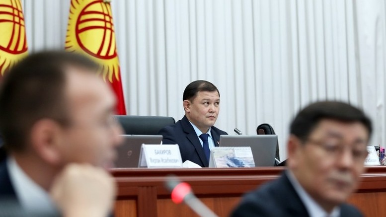 Жогорку Кенеш отклонил предложение об увеличении количества человек в правлении НБКР с 3 до 5 — Tazabek