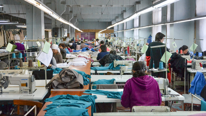 Наибольший удельный вес в легкой промышленности имеет швейная отрасль - 80% — Tazabek