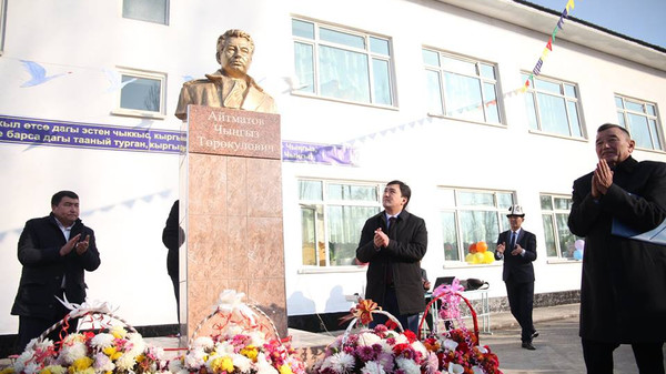 Фото — В Оше в школе №36 имени Ч.Айтматова установили памятник народному писателю