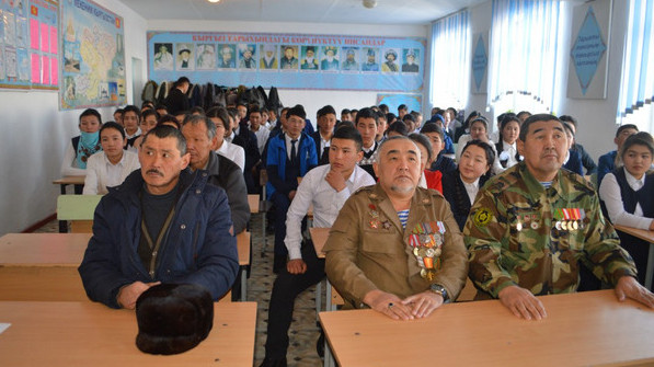 В нарынском селе к 30-летию вывода войск из Афганистана провели встречу ветеранов со школьниками