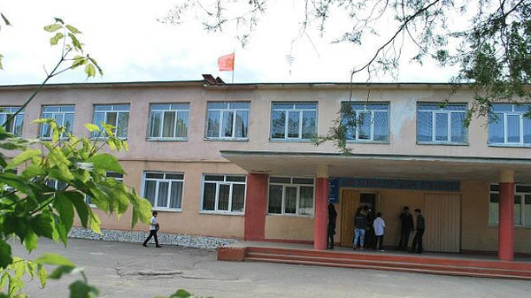 В Ленинском районе столицы не оформлены территории трех школ. Часть участка школы №58 отдана под частное строительство