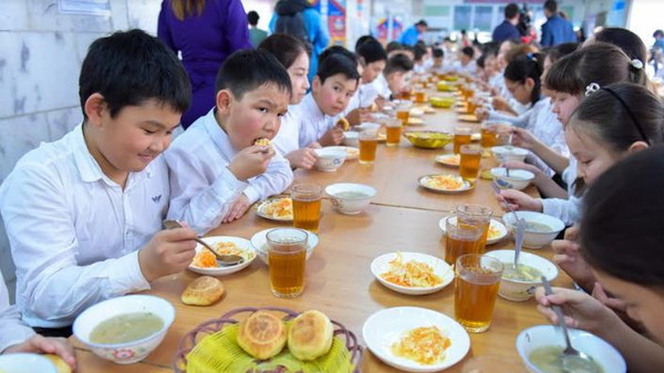 В Кыргызстане к новому учебному году ещё 295 школ подключат к горячему питанию