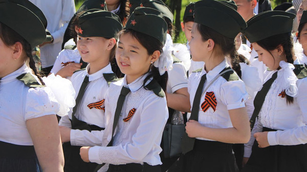 В Бишкеке 2300 школьников провели митинг-реквием ко Дню Победы (фото)