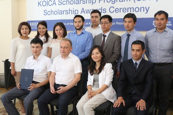 Түштүк Кореяга магистратурага кыргызстандык 11 мамлекеттик кызматкер барат (стипендиаттардын сүрөтү)