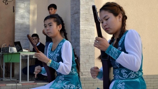 Бишкектин окуучулары Панфиловка айылындагы мектеп-интернатында болушту