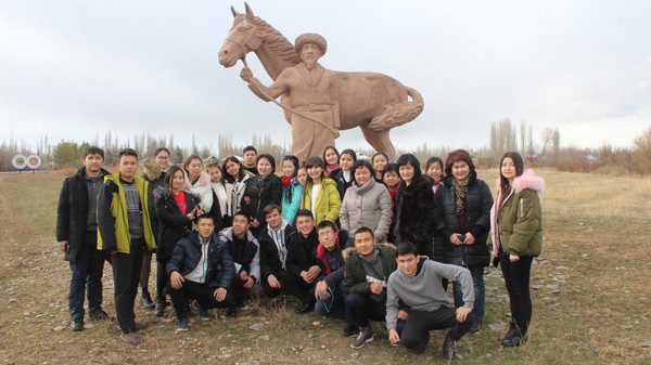 Бишкектин окуучулары Талас шаарында 3 күн саякатташты (сүрөт)