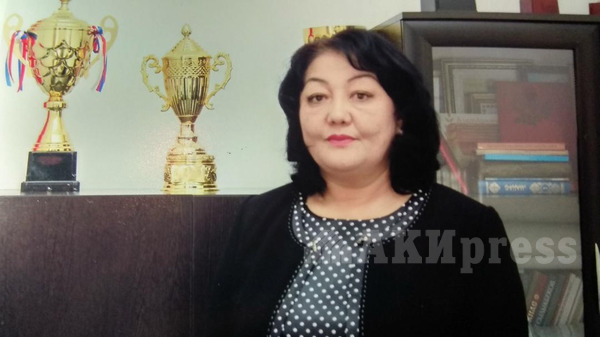 (Мугалимдер.kg): Жөнөкөй мектепти кыргыз тилдүү гимназияга айланткан директор Чынара Бакашова (сүрөт)