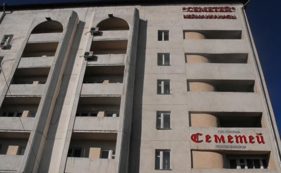 ФГИ планирует сдать в аренду кафе и летнюю площадку гостиницы «Семетей» за 78,4 тыс. сомов в месяц — Tazabek