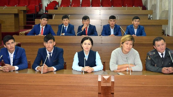 Для выпускников школы им. Ш.Абдылдаева Кочкорского района в Жогорку Кенеше организовали экскурсию и встречу с депутатом