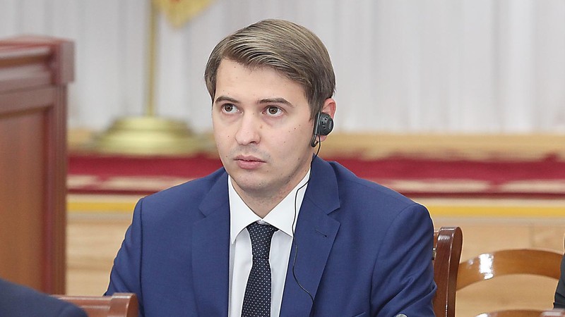 Депутат: Министр экономики А.Новиков посетил села, по грязи походил? — Tazabek
