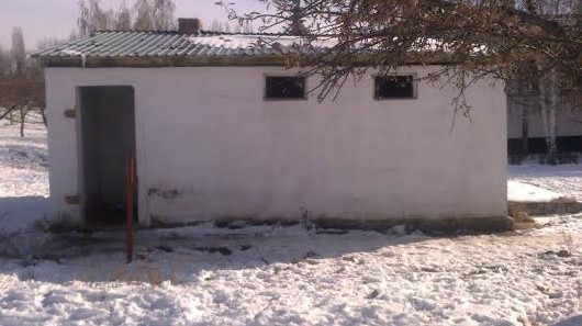 В Нарынской области, где зимой -20, школьники просят решить проблему с уличными туалетами