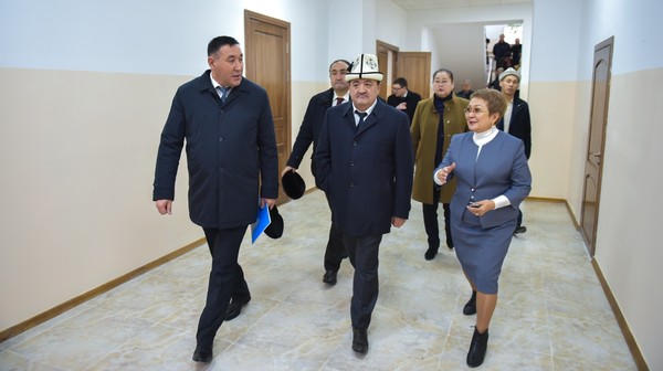 Мэр Бишкека А.Ибраимов совершил объезд по реконструированным общеобразовательным учреждениям столицы