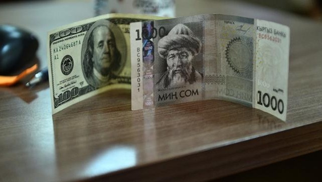 В 2017 году в Кыргызстане доллар США подешевел на 0,56%, в Казахстане — на 0,29%, в России — на 5%, - статистика — Tazabek