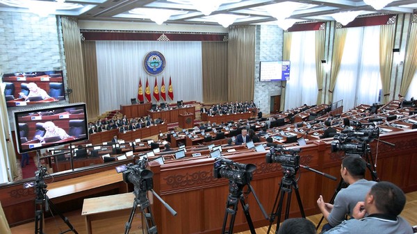Депутаты одобрили инициативу о переводе школ Кыргызстана на 5-дневную форму обучения