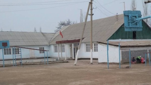 В старых зданиях школы села Зарбалик Ошской области более 300 детей обучаются в 3 смены