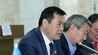 Депутат предложил использовать железную дорогу вместо трассы Ош—Бишкек для перевозки тяжелых грузов — Tazabek