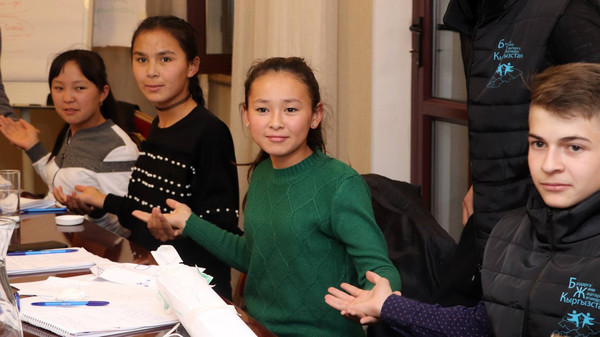 Депутаты школьных парламентов Сузакского и Иссык-Атинского районов и их учителя вместе обучились в дебатном лагере
