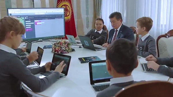 Видео — Школьники научили президента С.Жээнбекова «кодить» в Майнкрафт