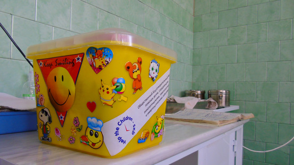 Ученики двух школ Бишкека готовят подарки для детей, страдающих онкологическими заболеваниями