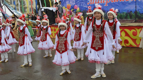 Фото — Нарынские школьники, которые запомнились зрителям в день Нооруза