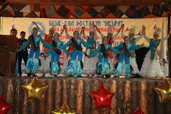 Фото - 5 өлкөнүн 400дөн ашуун окуучусунун катышуусундагы «Ысык-Көл досторун чакырат» VIII эл аралык этно-карнавалы