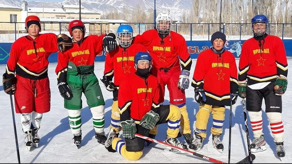 Жумгалда өткөн хоккей биринчилигинде Кызыл-Жылдыз айылынын окуучулары жеңди (сүрөт)