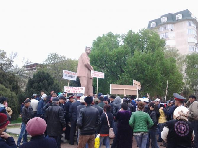 Фото — В Бишкеке проходит митинг граждан с требованиями к правительству поддержать проект строительства жилья китайским инвестором — Tazabek