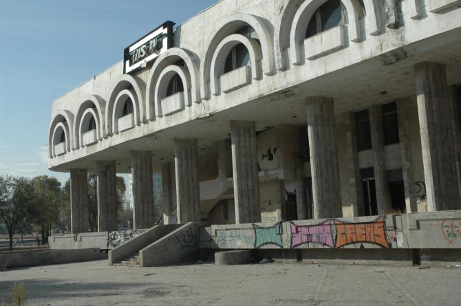 Мэрия Бишкека считает необходимым закрыть вид на бывшее здание ресторана «Нарын», премьер предложил снести его — Tazabek