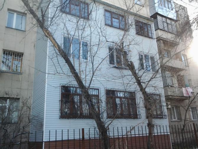 Фото — На улице Севастополькая в Бишкеке выявлена незаконная постройка к 5-этажному жилому дому, - Госэкотехинспекция — Tazabek