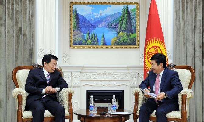 Премьер: Большие перспективы видятся в развитии контактов и сотрудничества между деловыми кругами КР и Китая — Tazabek