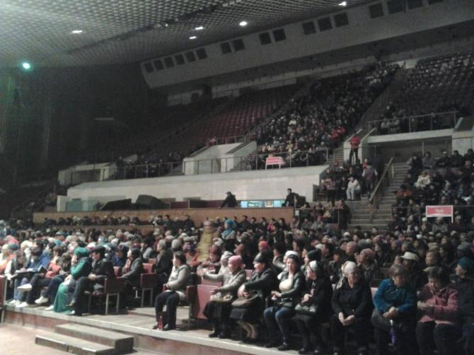 Фото — Митингующие заемщики требуют от правительства создать фонд рефинансирования и выкупить проблемные кредиты — Tazabek